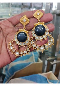 Elegantes Pendientes Chandbali Chapados en Oro con Diseño de Piedras Incrustadas y Detalles Intrincados de Kundan para Bodas, Fiestas y Eventos Festivos - Product Image 5