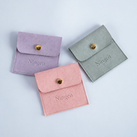 Kantong Perhiasan Custom Grosir Warna Biru Debu Bahan Suede Kancing Tekan Langsung dari Pabrik untuk Kemasan Hadiah Cincin Kalung