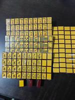 Jeu de tuiles de mahjong américaines vintage multicolores, émaillées jaune-brun et gravées, pour soirées de jeu en famille et collection, idéal comme cadeau