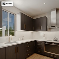 Meuble de cuisine de luxe en placage de bois en forme de L avec portes en dalles noires, boîtes en contreplaqué et tiroirs à fermeture amortie