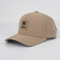 Casquette de golf unisexe à 5 panneaux, perforations découpées au laser, rayures, logo personnalisé en patch de caoutchouc, séchage rapide, tissu 100% polyester imperméable