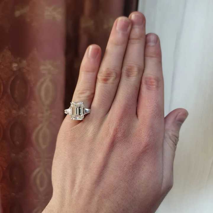 テーパーバゲット付き完璧な8カラットエメラルドカットモアッサナイト  