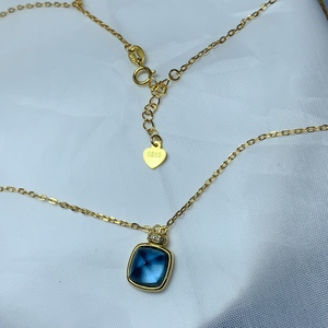 Collar con Colgante de Plata de Ley 925 con Piedra Preciosa Cuadrada de Topacio Azul Londres Natural de 8 mm Hecha a Mano - Product Image 3