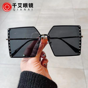 Lunettes de soleil Qianai pour femmes, monture carrée large, monture dorée, verres PC, protection UV400, type 3, style tendance et à la mode - Product Image 2