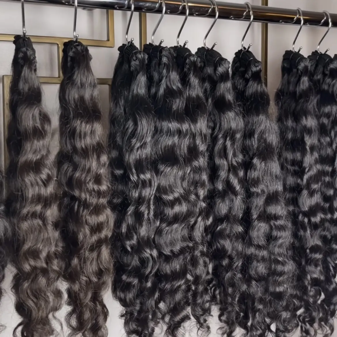 Fornecedores de cabelo ondulado natural virgem não processado cabelo humano alinhado com cutícula vietnamita atacado