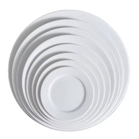Assiette en céramique blanche plate circulaire classique et de haute qualité personnalisable en gros adaptée aux hôtels, bars et restaurants
