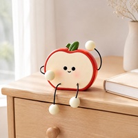 Cartoon rode appelplakje harsfiguur met hangende armen en benen, grote fruitensculptuur voor op tafel voor decoratie op de woonkamerplank