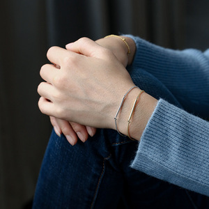 Pulsera de Cadena Cubana Pequeña Geométrica Unisex de Moda, Chapada en Oro PVD de 18k, con Dije de Barra Recta, Joyería para Aniversarios, Hecha de Latón - Product Image 3