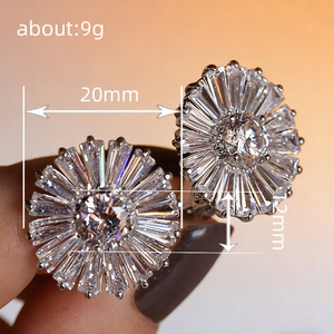 Orecchini a Perno Rotondi con Motivo Floreale per Donne, Design Dolce a Fiore, Accessori per Orecchie da Indossare Quotidianamente - Product Image 4