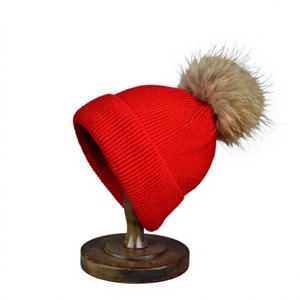 Bonnet unisexe en acrylique rouge avec pompon en fourrure, tricoté à la main, décontracté pour l'hiver, 56-58 cm, adulte - Product Image 1