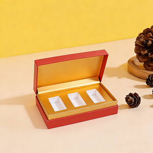 Scatola Regalo Rigida a Forma di Libro con Carta Artistica Goffrata Personalizzata, Chiusura Magnetica Rossa e Dorata, Fatta a Mano con Finitura UV per Confezioni di Tè e Cosmetici - Product Image 1