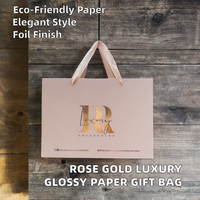 Sacs cadeaux en papier cartonné rose de luxe avec logo imprimé en or rose, ruban et estampage à chaud, personnalisables pour articles de soin de la peau