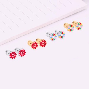 ต่างหูสแตนเลสชุบทอง 18K รูปดอกไม้ สีเงิน สีทอง สำหรับผู้หญิง สาวๆ - Product Image 1