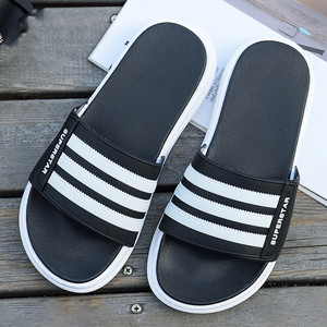 Sandalias Tipo Pantuflas de <span class=keywords><strong>PVC</strong></span> Negras para Hombre Personalizadas OEM para Verano y Playa al Aire Libre - Product Image 1