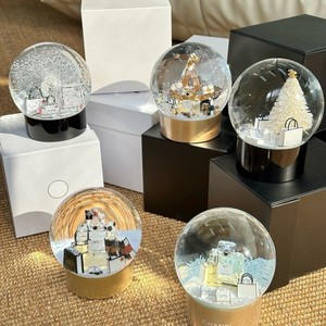 Ensemble de cadeaux de boules de neige en cristal inspirées de marques de <span class=keywords><strong>luxe</strong></span> avec sac de shopping, flacon de parfum, décoration de bureau, cadeau de Noël, ornement de maison - Product Image 1