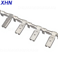 Connecteur rapide coudé 90° femelle 18-22 AWG à sertir non isolé, borne à broches série Faston