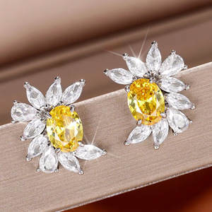 Orecchini a perno con fiore color oro per donna, gioielli per l'orecchio alla moda con decorazioni floreali scintillanti - Product Image 1