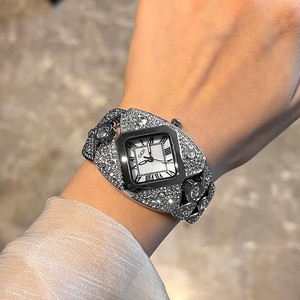 Goldie Montre rétro à quartz pour femme Bracelet léger de luxe en diamant avec bracelet en acier inoxydable Boîtier en alliage Cadran en verre Fenêtre - Product Image 3