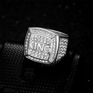 Bague carrée en acier inoxydable plaqué or avec lettres serties de diamants, style punk - Product Image 2