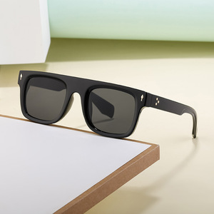 Gafas de sol cuadradas negras para hombre, protección UV400, lentes de PC, gafas de sol modernas para viajes al aire libre - Product Image 4