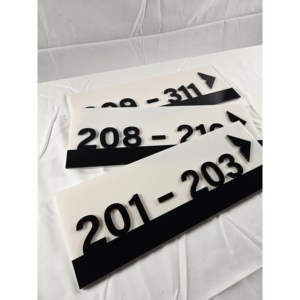 Taglio e incisione del plexiglass – prodotti in plexiglass su misura: espositori, targhe, schermi, lettere e decorazioni; produz - Product Image 1