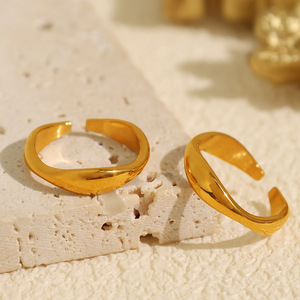 แหวนเปิดรูปตัว C ทรงเรขาคณิตแบบมินิมอลสีทอง ของขวัญเครื่องประดับแฟชั่นสำหรับทุกเพศ - Product Image 2