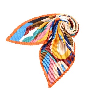 Écharpe personnalisée, nouveau style, imprimé floral naturel, grande taille, plissée, <span class=keywords><strong>en</strong></span> polyester et <span class=keywords><strong>soie</strong></span>, pour femme, fine, 70 * 70 cm, carrée - Product Image 2