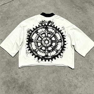 T-shirt corta oversize dal taglio squadrato |   Maglietta a Collo Alto 100% Cotone Ecologico, Stampa Grafica Nera e Bianca, Orlo Grezzo, Manica Corta, Stile Streetwear - Product Image 3