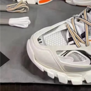 Chaussures de sport de haute qualité, élégantes et respirantes - Track3.0. Chaussures de marche rétro, tendance, surdimensionnées et luxueuses. - Product Image 1