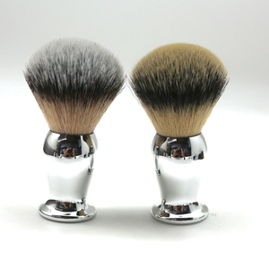 NOUVEAU <span class=keywords><strong>Brosse</strong></span> à raser pour hommes en poils synthétiques <span class=keywords><strong>vegan</strong></span> avec manche en plastique et placage argenté, marque privée - Product Image 1