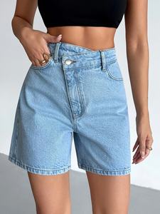 Pantalon décontracté élégant en jean bleu clair délavé, longueur genou, taille haute, tissu extensible, design taille croisée, coupe jambe extensible, été - Product Image 4