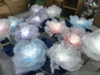 Fleurs géantes lumineuses en soie à ouverture électrique colorées, décorations personnalisées à la main pour mariages, vitrines, événements festifs