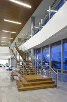 Escalier intérieur moderne en acier inoxydable en U avec marches en verre double plaque, caractéristiques de sécurité, durable et écologique, droit