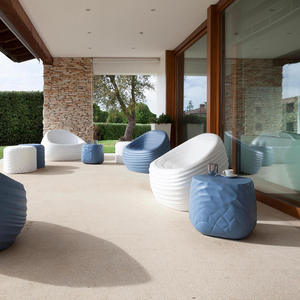 Ensemble <span class=keywords><strong>de</strong></span> patio moderne résistant aux intempéries, table aspect bois avec cadre <span class=keywords><strong>en</strong></span> verre trempé, chaises <span class=keywords><strong>en</strong></span> toile <span class=keywords><strong>beige</strong></span> pour repas <span class=keywords><strong>en</strong></span> plein air - Product Image 3