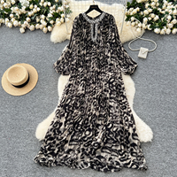 Robe de luxe LW1307 Robe ample à col rond imprimé léopard avec embellissements en strass et ourlet plissé Vêtements pour femme
