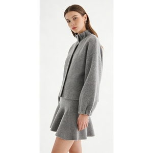 Ensemble 2 pièces en tricot gris pour femme - Manches bouffantes oversize et mini-jupe évasée - Tenue tendance - Product Image 3