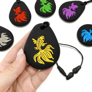 จี้ซิลิโคนรูปปลาสำหรับเด็กทารก ช่วยบรรเทาอาการคันเหงือก พร้อมเชือกคล้องคอ ปลอดสารพิษ เหมาะสำหรับเด็กออทิสติก - Product Image 2