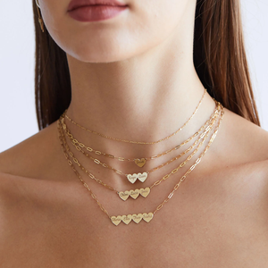 Collana Jietao in Acciaio Inox Placcato Oro 18K con Catena a Graffetta Multi-Cuore Incidibile, Gioiello Personalizzato con Nome Famiglia per Donne - Product Image 1