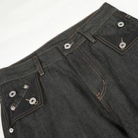 Pantalon en denim structuré, coupe trapèze, jambe large et droite, multi-poches, style workwear, déstructuré et non conventionnel, couleur unie