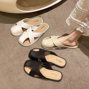 Zapatos de playa de suela blanda, versátiles y a la moda, para usar con pantuflas planas informales para mujer. - Product Image 4