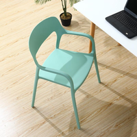 Chaise de salle à manger en plastique PP empilable avec accoudoirs, style nordique, pour extérieur, meubles de salon, fauteuil en plastique, vente en gros directe d'usine