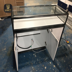 Armoire à bijoux en bois massif sur mesure avec intérieur en velours éclairé par LED et serrure de sécurité, fabriquée en noyer de qualité supérieure pour un magasin classique - Product Image 5