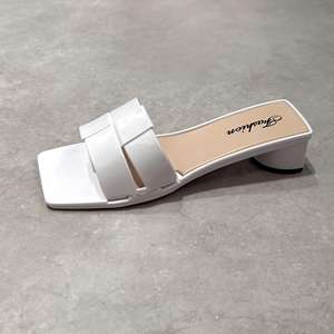 Sandales plates polyvalentes pour femmes, style français estival, couleur nude, à bride unique, bout ouvert. - Product Image 2