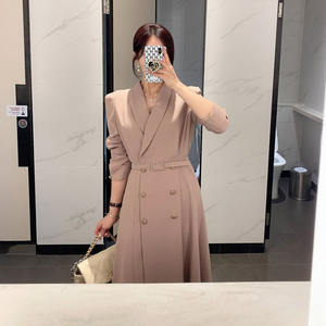 Trench lungo con scollo a V lungo doppiopetto a vita temperata da donna - Product Image 2