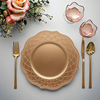 Assiette de présentation classique en plastique de 13 pouces, motif plante doré gaufré, peinte à la main, forme pétale, pour décoration de table de mariage et de dîner