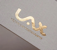 Cartes de visite en papier d'art gaufré et estampé à l'or avec impression numérique quadricolore de qualité supérieure