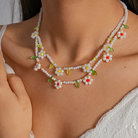 Collier ras-de-cou en perles blanches à deux couches avec fleur de marguerite, bijoux fantaisie OEM/ODM, pendentifs floraux colorés faits à la main