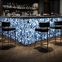 Comptoir de bar de luxe dans le hall d'un hôtel Comptoir de bar à LED rétro-éclairé en pierre d'agate bleue lumineuse pour restaurant