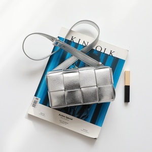 Bolso de Mano de Cuero Genuino para Mujer, Tejido, con Cierre Magnético, Forma Cuadrada, para Teléfono Móvil, Bandolera/Cintura/Pecho, con Detalle de Cadena 100 - Product Image 2