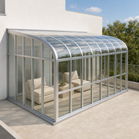 Véranda coulissante en verre avec panneaux en aluminium transparent, structure de toit courbée fixée au mur pour patio et cour
